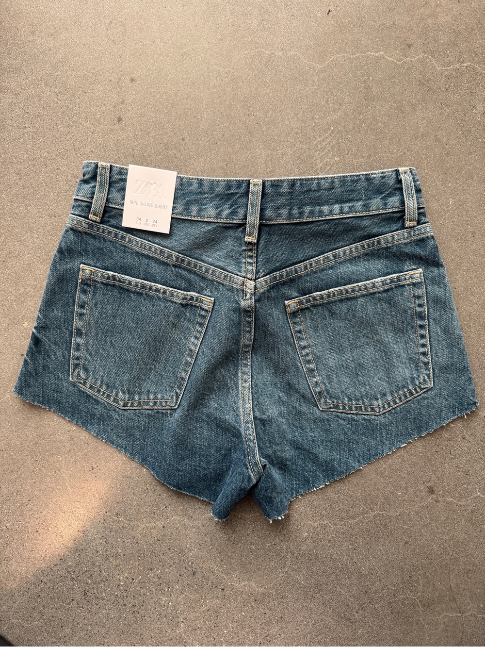 Zara Mini Aline Short - Picture 2 of 2